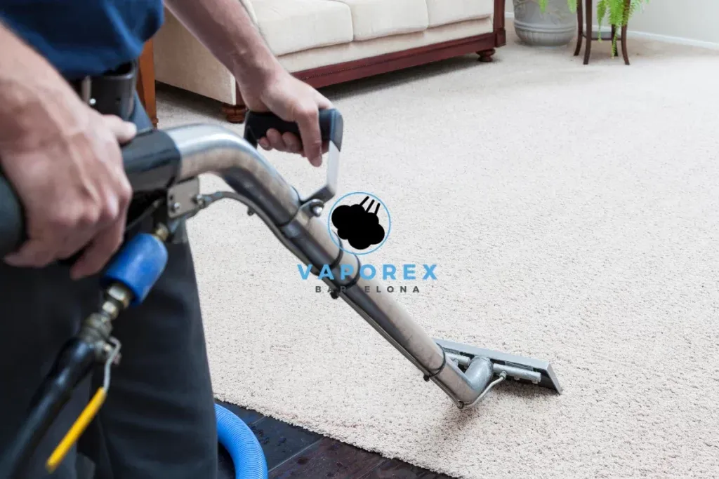 Técnico de Vaporex pasando la boquilla de inyección-extracción sobre una alfombra de pelo corto beige
