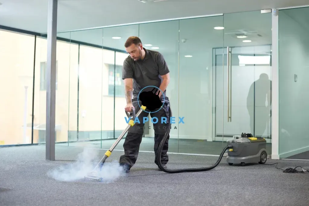 Limpieza de moqueta con vapor en una oficina acristalada