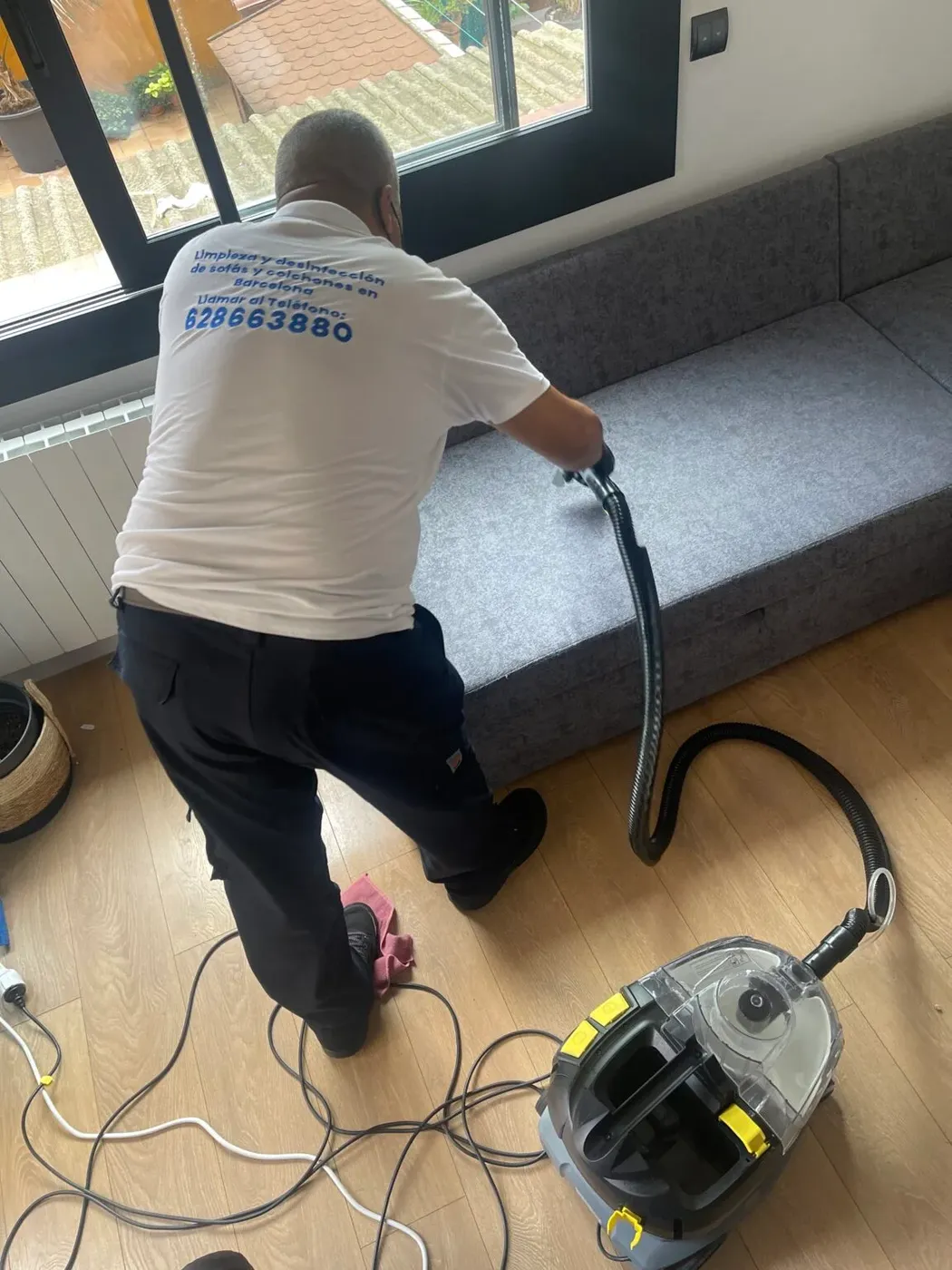 Vaporex Barcelona technician cleaning a sofa
